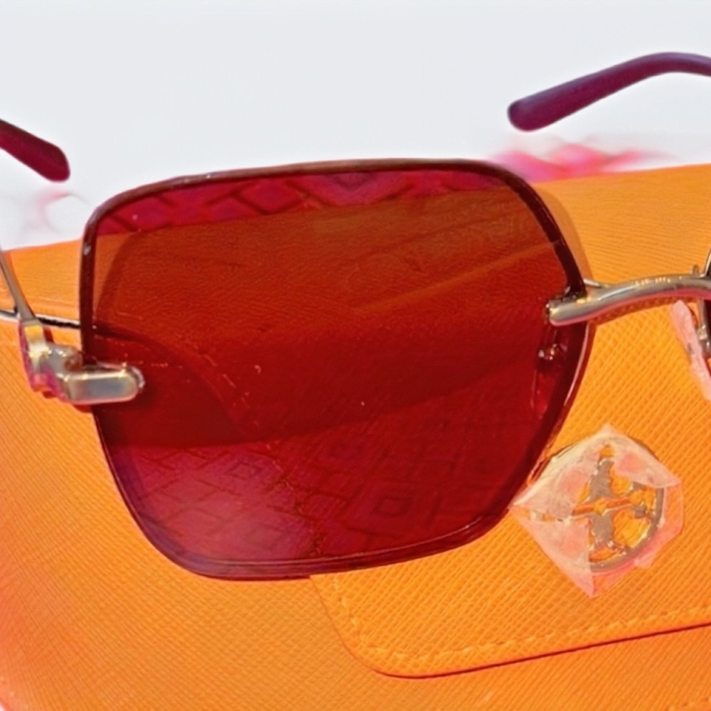 Beautiful Tory Burch Oversized Sunnies w/
metal and stunning purple accents 🩷 - Picture 3 of 16